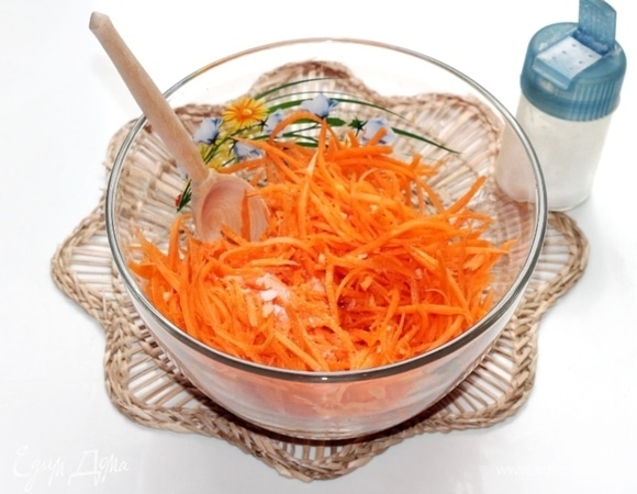 Добавить в миску соль и перемешать. Дать немного времени моркови настояться до образования сока (примерно минут 30). Морковный сок я не выливала, это по желанию.