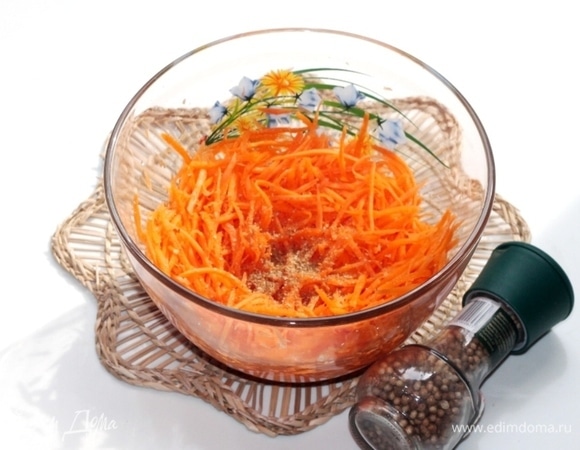 Затем добавить обжаренный на сухой сковороде перемолотый кориандр, молотый перец и сахар.