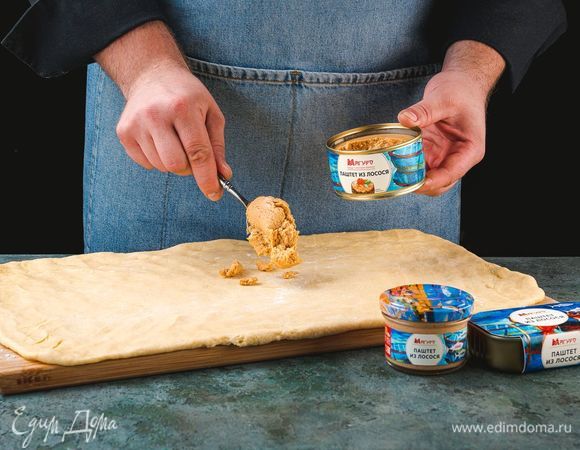Спустя указанное время раскатайте тесто в тонкий пласт, сверху распределите паштет из лосося ТМ «Магуро».