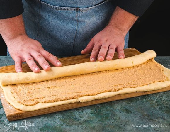 Скрутите в рулет, нарежьте на порции толщиной 2–3 см.