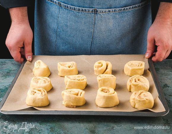 Выложите заготовки на противень, смазанный маслом. Выпекайте 30–35 минут при температуре 180°C.