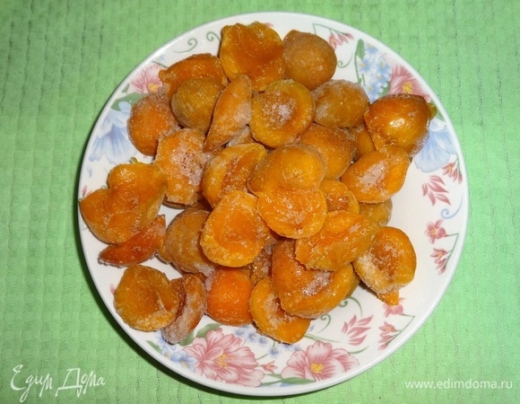 Если абрикосы свежие, их нужно помыть, обсушить, удалить косточки. У меня замороженные абрикосы, размораживать их не нужно. Вес абрикосов указан в чистом виде без косточек.