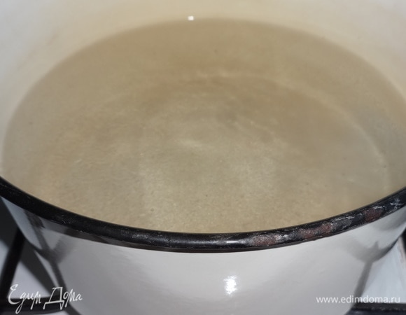 Отфильтрованную воду вылить в кастрюлю, нагреть до горячего состояния, всыпать сахар и ванилин, размешать. Довести воду с сахаром до кипения. Сахара я указала примерное количество. Ориентируйтесь на свой вкус и на сладость абрикосов.