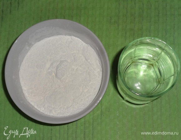 Соединить стакан остуженной кипяченой воды (250 мл) и картофельный крахмал, тщательно размешать, чтобы не было комочков.