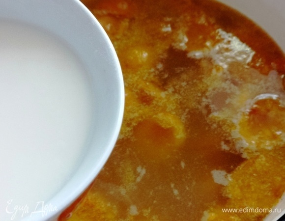 Раствор крахмала вылить тонкой струйкой в кастрюлю с кипящей водой и абрикосами, все время помешивая.