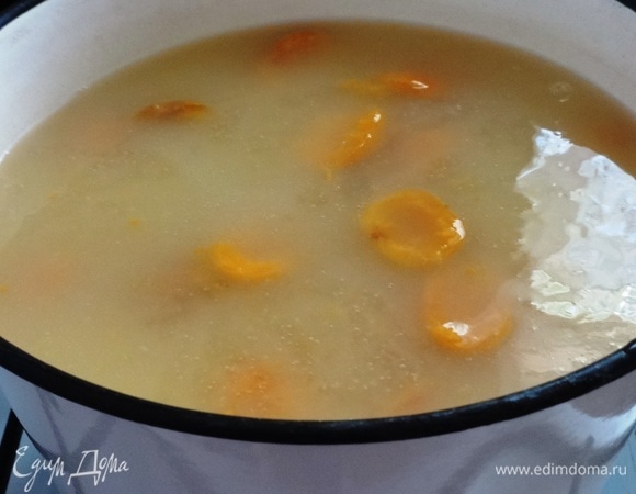 Довести кисель до кипения и выключить огонь. Дать немного остыть. По желанию можно употреблять как в теплом, так и в холодном виде. Кисель получается средней густоты. Если любите более жидкий, то немного уменьшите количество крахмала.