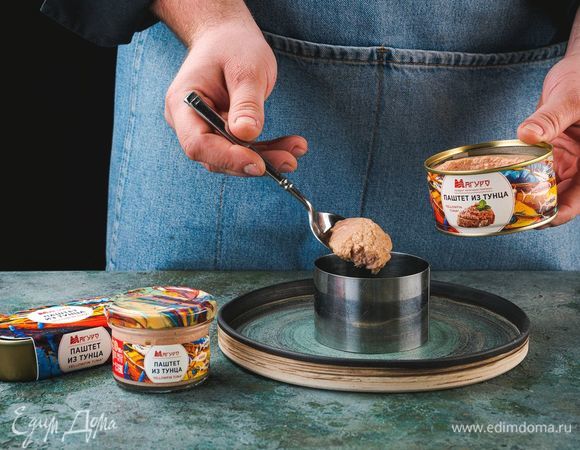 В сервировочное кольцо первым слоем выложите паштет из тунца ТМ «Магуро».
