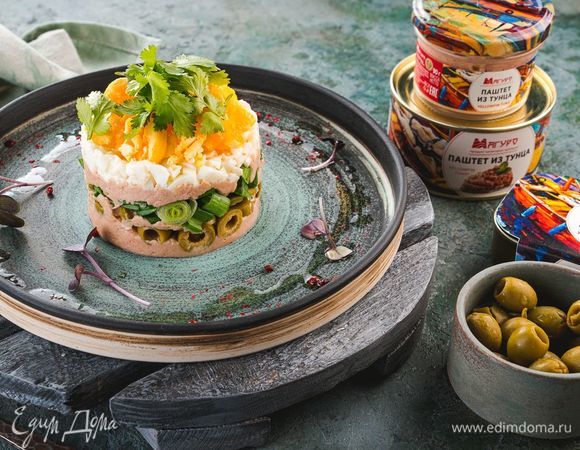 Салат украсьте веточками кинзы и подавайте к столу. Приятного аппетита!