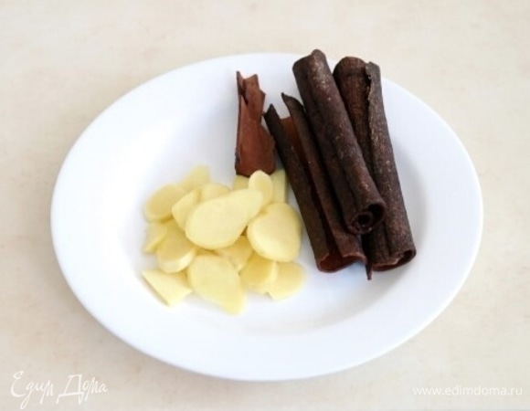 Хорошо промойте под водой палочки корицы. Очистите корень имбиря, промойте под водой и нарежьте на тонкие пластины.