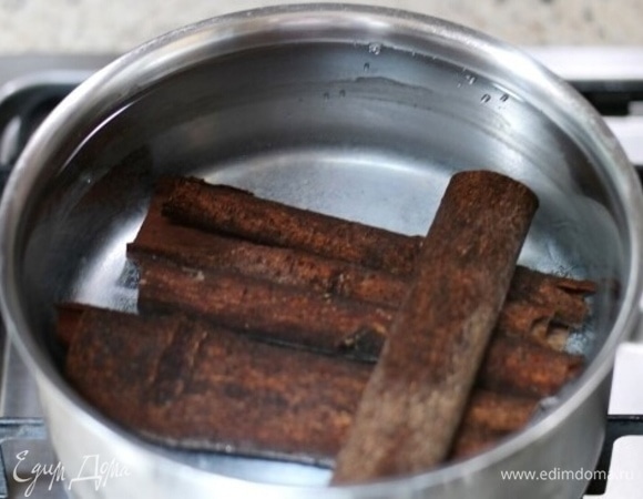 Налейте в кастрюлю 2 л воды, положите палочки корицы в кастрюлю и поставьте на огонь.