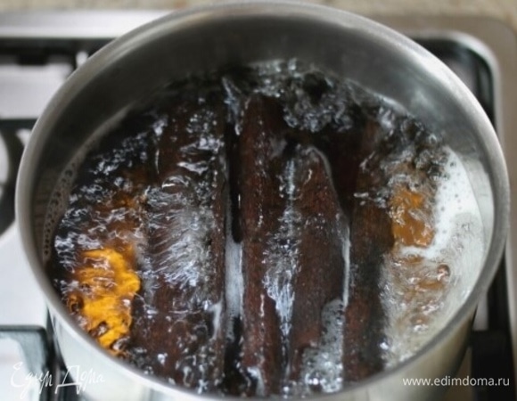 Кипятите корицу на среднем огне 30–40 минут.