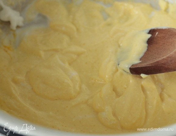 Аккуратно вмешать белки к творожной массе.