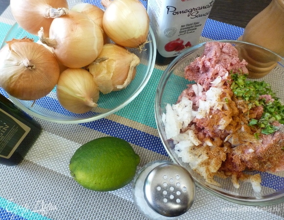 Приготовить фарш для кебабов из баранины, одной луковицы, специй. Мелко нарубить зелень и тоже добавить в фарш. Хорошо перемешать, отбить. Небольшие луковицы (10 шт.) хорошо помыть. От шелухи не чистить.