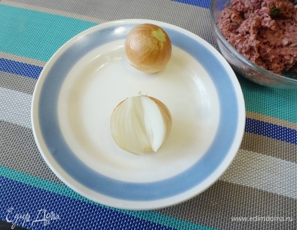 У луковиц срезать носик и верхушку, вырезать сегмент, не прорезая насквозь.