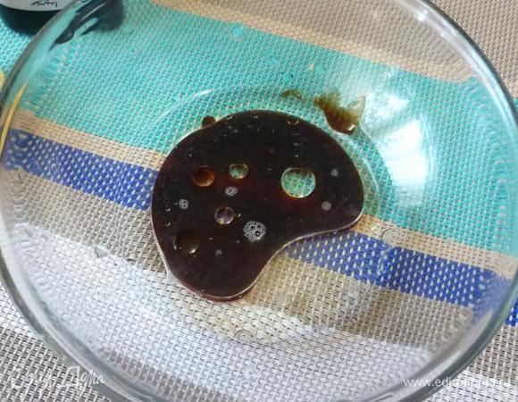 Приготовить соус из наршараба, сока лимона и оливкового масла. Добавить немного воды и хорошо размешать.