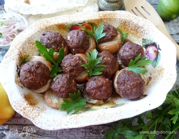 Вытащить форму из духовки, полить приготовленным гранатовым соусом и отправить в духовку еще на 30 минут. Луковые кебабы станут румяными от гранатового соуса и приобретут очень приятный вкус. Подавать с лавашем, любимым соусом, овощами, зеленью. Приятного аппетита!