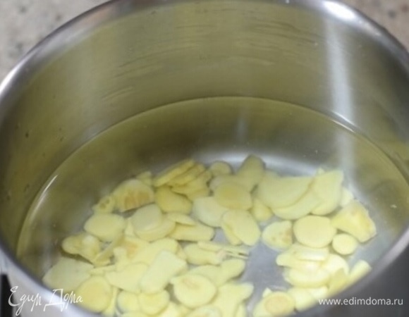 Налейте в кастрюлю 2 л воды, положите в кастрюлю имбирь и поставьте на огонь.