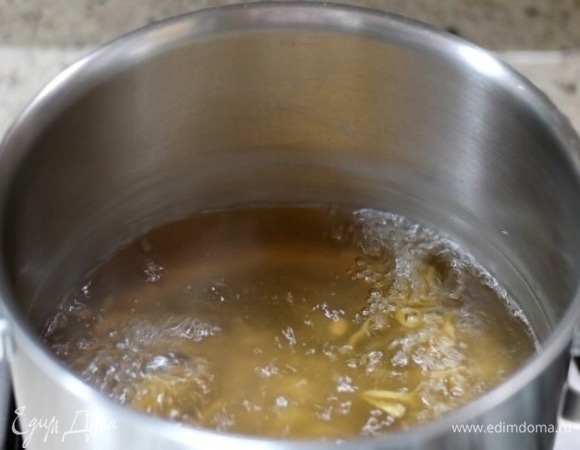 Кипятите имбирь на среднем огне 60 минут. Желательно кипятить имбирь одновременно с корицей.