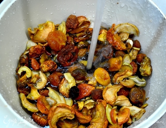 У меня ассорти из сухофруктов: абрикосы, яблоко, груша, алыча, изюм. Промыть, замочить в теплой воде на 20 минут, затем слить воду.