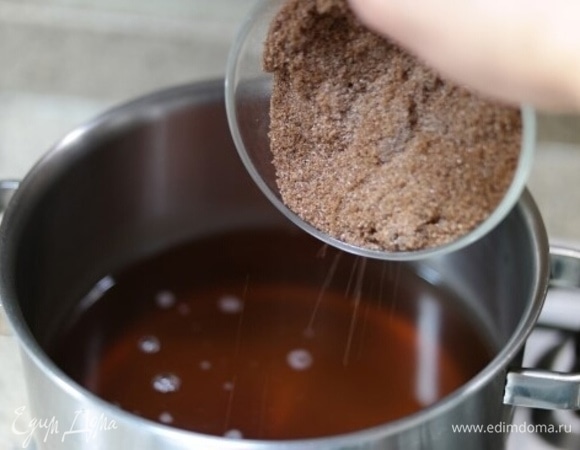 Налейте в кастрюлю отвар корицы и имбиря, добавьте сахар, перемешайте и поставьте на огонь.
