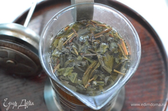Зеленый чай залейте горячей водой и дайте ему настояться 5–7 минут.