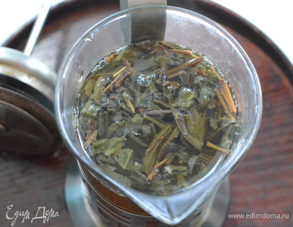 Зеленый чай залейте горячей водой и дайте ему настояться 5–7 минут.