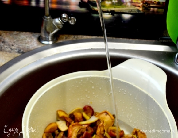 В сухофрукты добавляем отфильтрованную воду из фильтра ТМ «АКВАФОР».