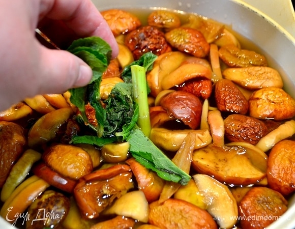 Даем сухофруктам покипеть на медленном огне 5 минут, выключаем, добавляем мяту, даем остыть и настояться в течение часа.