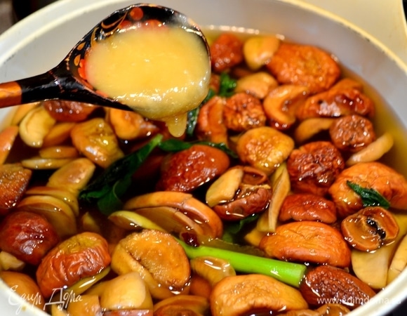 В теплый компот по желанию и своему вкусу добавить мед или сахар. Если фрукты и ягоды сладкие, то можно не добавлять сахар.