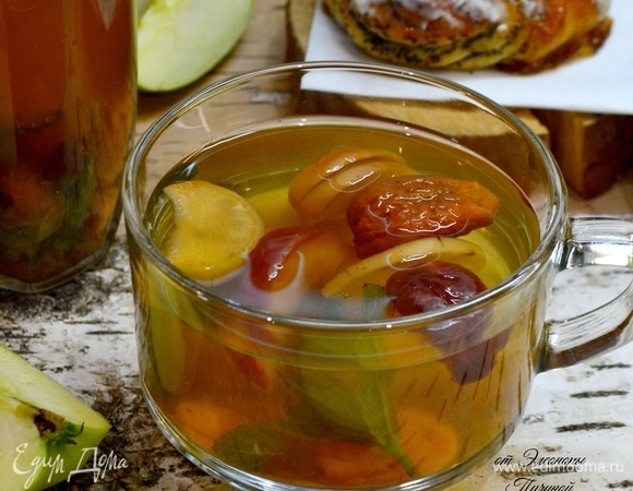 Компот налить в графин и подать своим любимым эту кладезь витаминов и энергии!