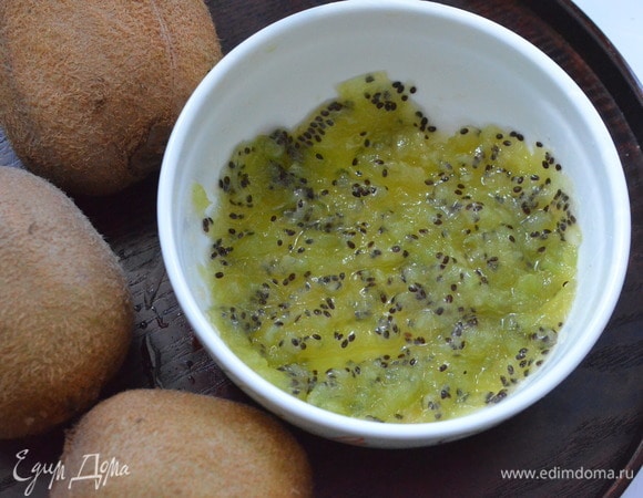 Киви (выберите достаточно мягкий плод) очистите от кожицы, разомните в блендере.