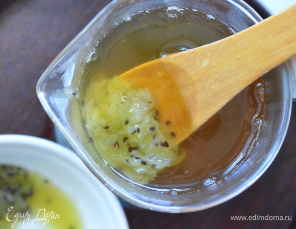 Заваренный зеленый чай процедите через ситечко и добавьте в него киви.