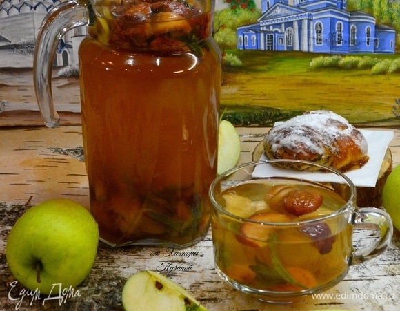 После полного остывания компот разлейте по емкостям: стеклянные банки или пластиковые бутылки. Убрать в холодильник на хранение.