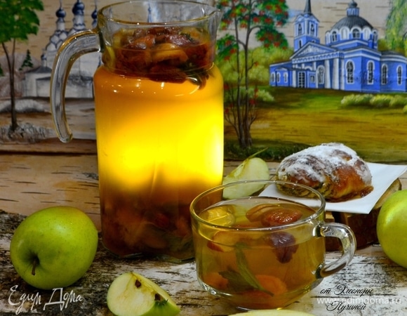 Доставайте компот и давайте ему нагреться при комнатной температуре.