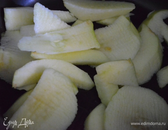 Яблоки вымыть, очистить, удалить сердцевину, мякоть нарезать ломтиками.