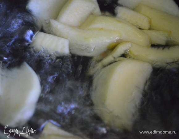 Опустить в кипящую воду и варить 20 минут до мягкости яблок.