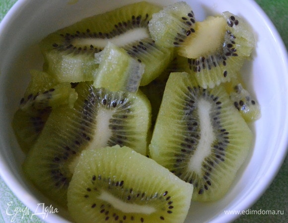 Киви очистить, нарезать кружочками (ломтиками).