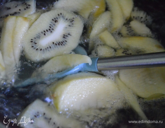 За 5 минут до окончания к яблокам добавить киви.