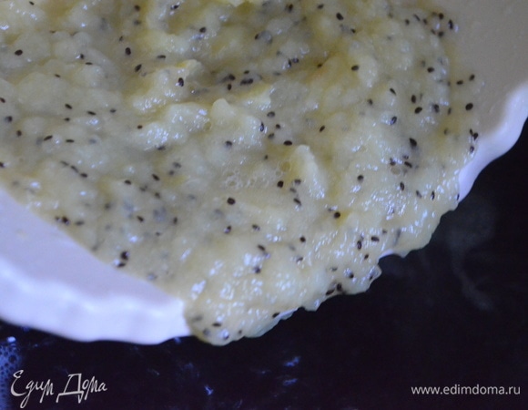 Отвар процедить, яблоки и киви протереть через мелкое сито или взбить блендером. Яблочное пюре выложить в кастрюлю, добавить лимонную кислоту, залить отваром, добавить сахар и довести до кипения. Помешивая, влить крахмал, разведенный в холодной воде, и варить на слабом огне, помешивая, до загустения.