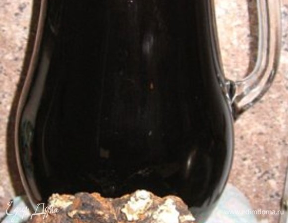 Моему мужу прям везет: когда он ходит в лес, всегда встретит этот удивительный гриб.<br />
Информация из интернета: «Гриб чага состоит из трех слоев: наружный черный, с бугристой и растрескивающейся поверхностью; средний ; бурый, с очень плотной тканью, на изломе зернистый; внутренний ; остаток рыхлого слоя грибницы, идущего в древесину березы. Заготовка чаги возможна круглый год, но удобнее собирать осенью или зимой, когда деревья безлистные и гриб хорошо заметен. В это время сырье обладает большей биологической активностью. Наросты срубают топором или срезают пилой со старых берез или свежесрубленных деревьев (во время лесозаготовок). Внутреннюю часть очищают от рыхлой примеси древесины, измельчают на куски диаметром до 6 см. После разделки чаги куски сушат в сушилках или печах при температуре не выше 60°C или при комнатной температуре в хорошо проветриваемом помещении. Хранится высушенная чага в течение двух лет. В теле чаги выделены разные кислоты, много минеральных веществ (железо, калий, кальций, марганец, магний, натрий, цинк и тому подобное), клетчатка».