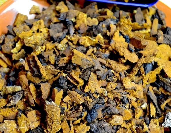 В таком измельченном виде у меня хранится чага, которой пользуюсь при заваривании.