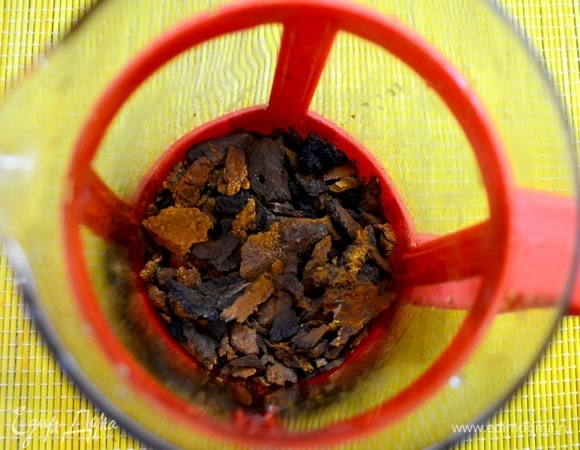 Из чаги в домашних условиях обычно готовят настои или отвары. Простейший способ: залить фильтрованной водой (кипятком) из фильтра ТМ «АКВАФОР» измельченную чагу в пропорции 1:3 или 1:5.