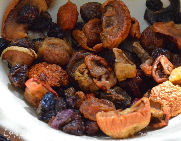 Хорошо перебрать и вымыть сухофрукты, я использовала ассорти из сухофруктов (груша, яблоки, абрикос, вишня).