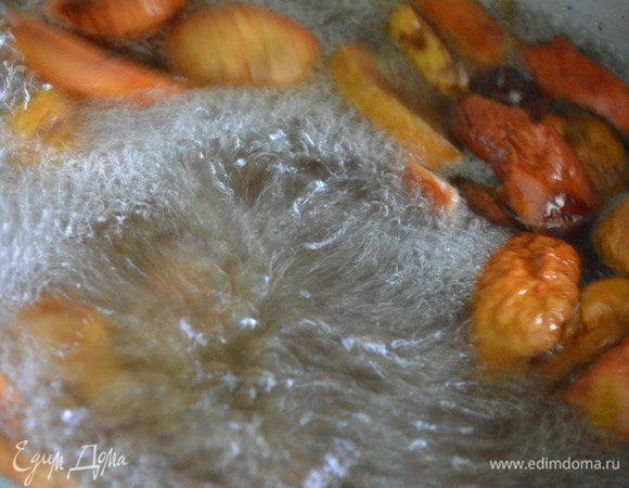 Подготовленные сухофрукты выложить в кастрюлю с кипящей водой и варить компот в течение 20 минут на медленном огне.