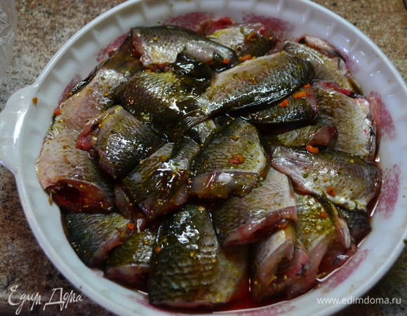 Карасей почистить, помыть, замариновать в специях.