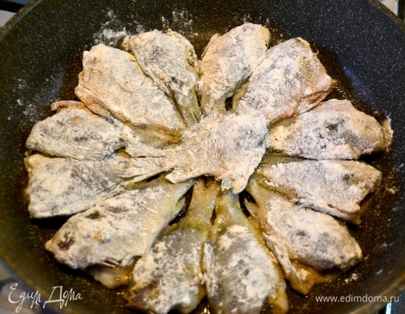Далее обвалять в муке и выложить на сковороде в форме солнышка (хвостиками к центру). Обжариваем с одной стороны до золотистого цвета.