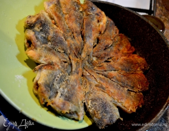 Накрывает тарелкой или крышкой, сливаем масло и с помощью тарелки переворачиваем карасиков, сохраняя форму солнышка.