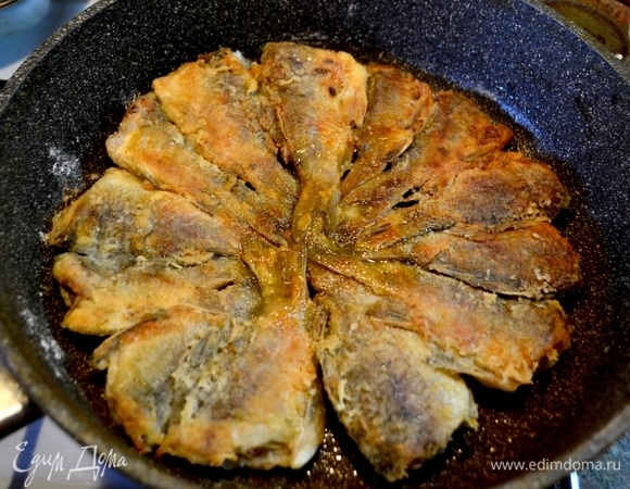Обжариваем с другой стороны рыбу до золотистого цвета и выкладываем на тарелку.