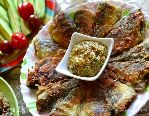 Карасей подать с овощами и соусом!