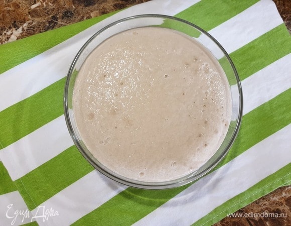 Разводим дрожжи в теплой воде с добавлением сахара. Оставляем на 15 минут до образования шапочки.